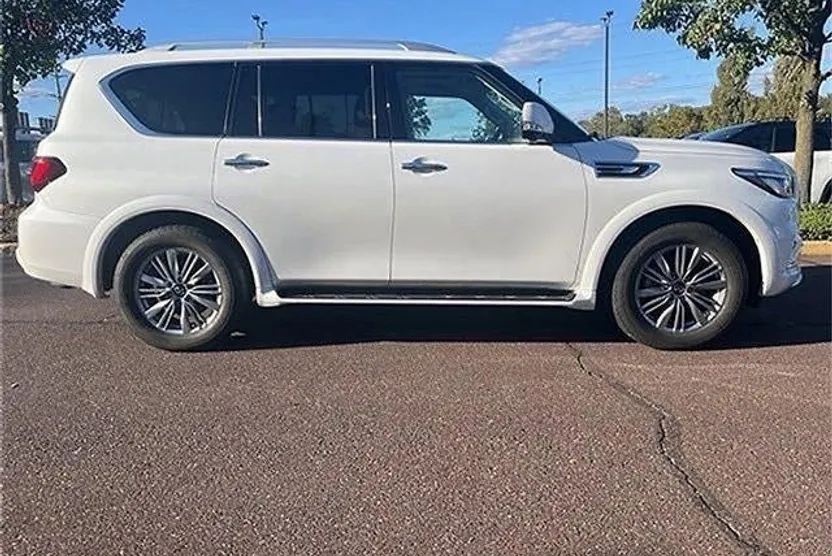 2022 Infiniti QX80 Luxe photo 1