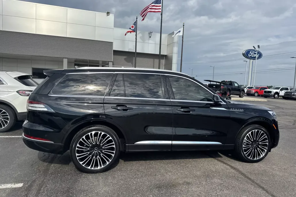 2023 Lincoln Aviator Black Label photo 1