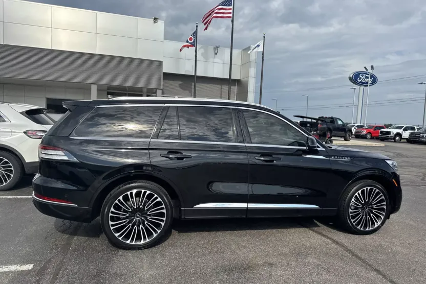 2023 Lincoln Aviator Black Label photo 1