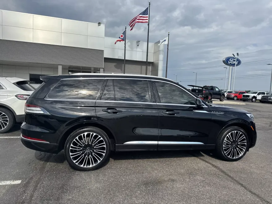 2023 Lincoln Aviator Black Label photo 1
