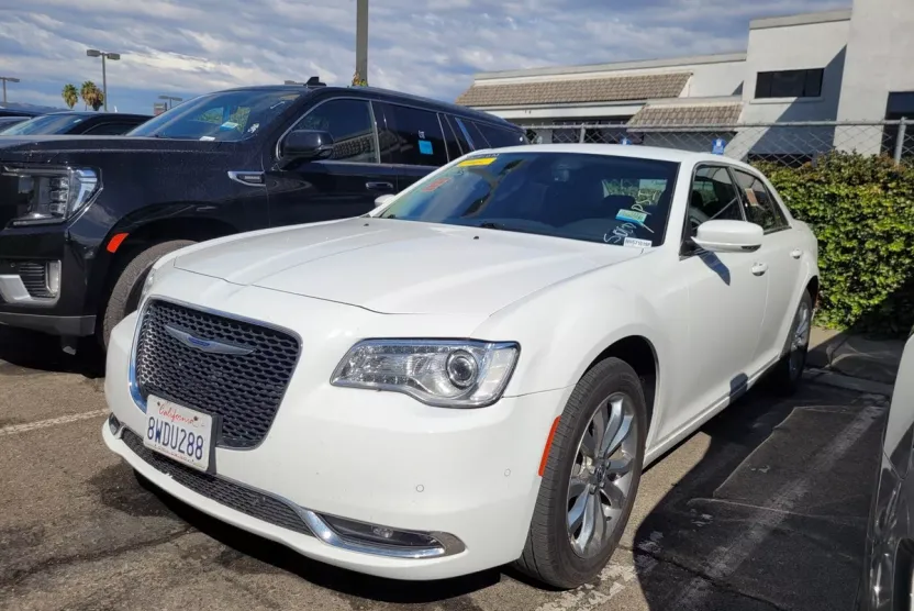 2021 Chrysler 300 Touring photo 1