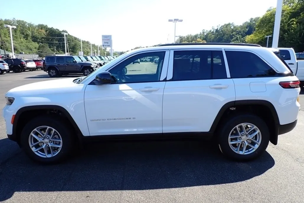2025 Jeep Grand Cherokee Laredo photo 1