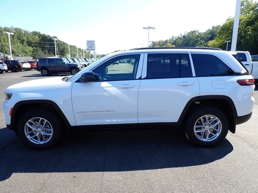 2025 Jeep Grand Cherokee Laredo photo 1