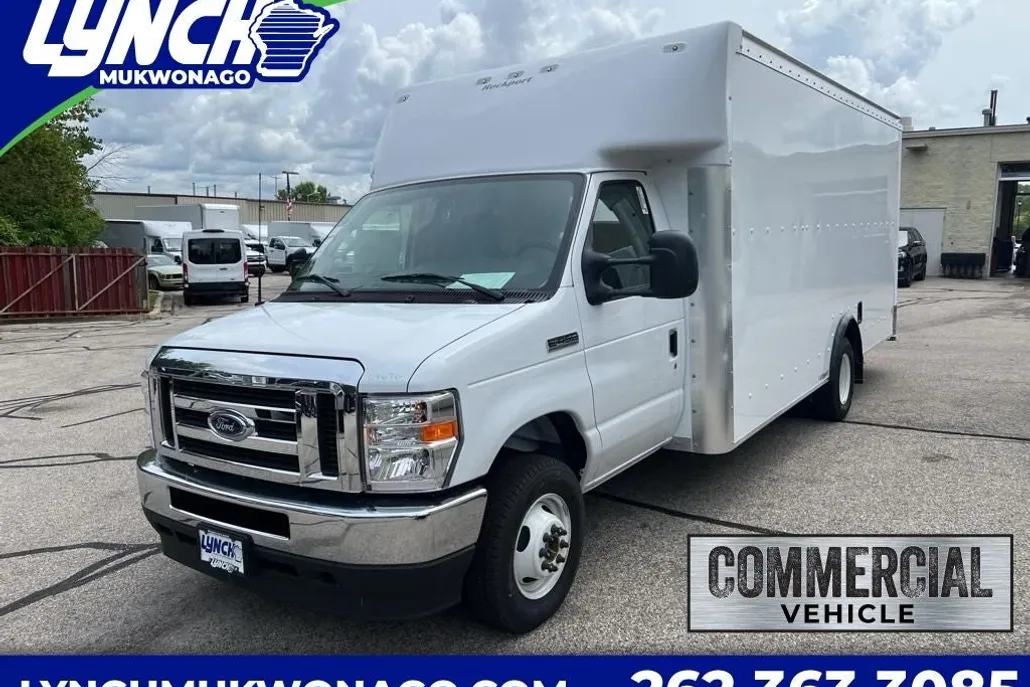 2025 Ford E-450 Super Duty photo 1