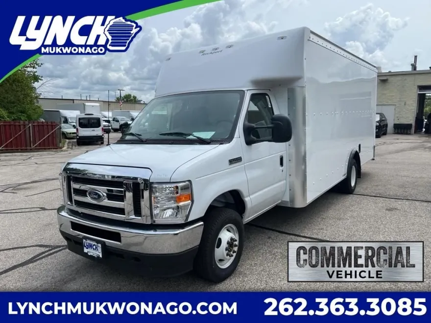 2025 Ford E-450 Super Duty photo 1