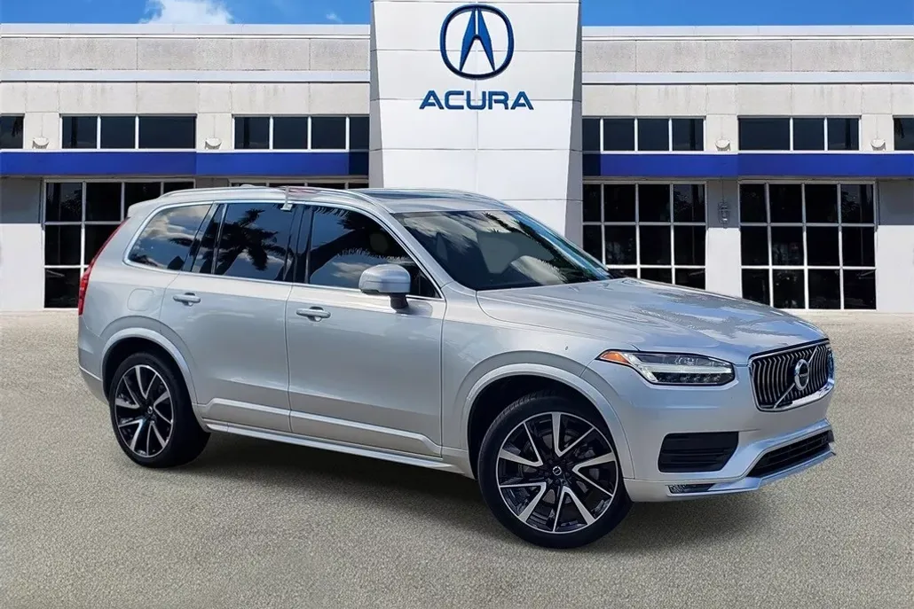2022 Volvo XC90 T6 AWD Momentum photo 1