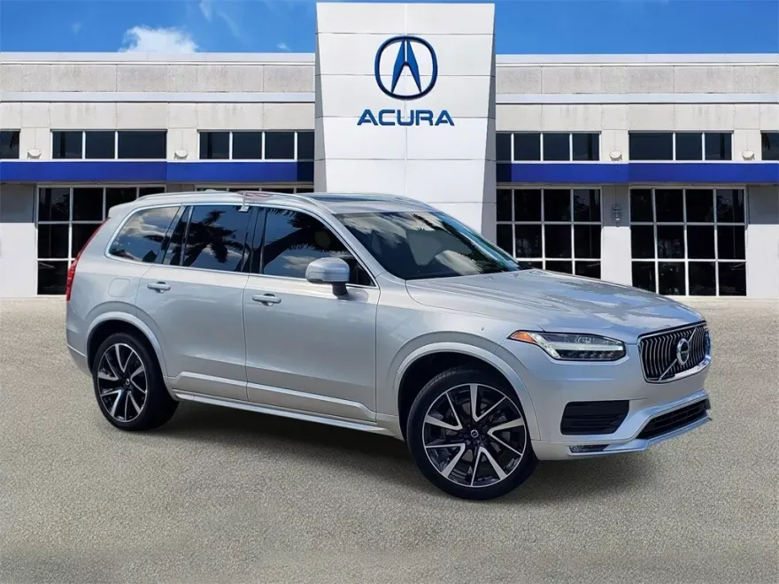 2022 Volvo XC90 T6 AWD Momentum photo 1