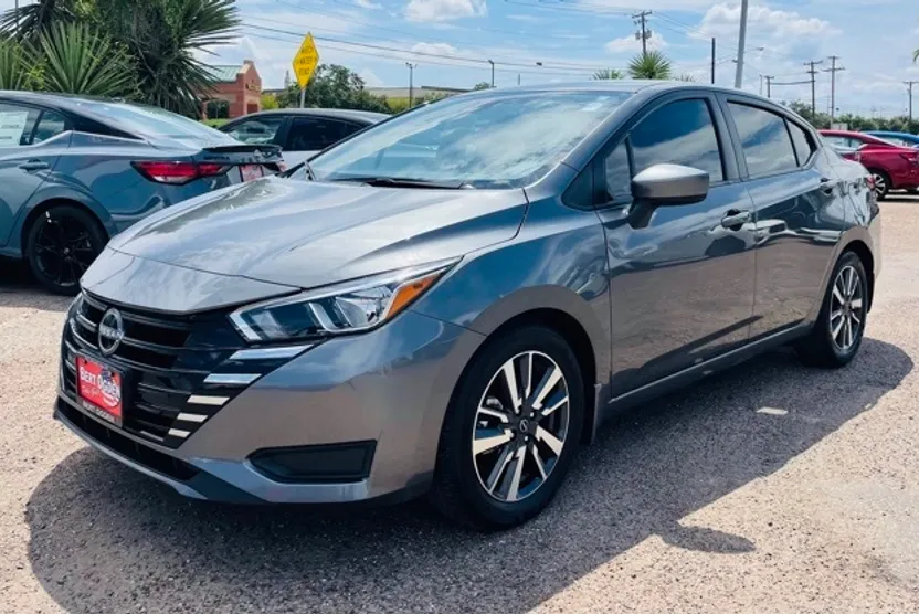 2024 Nissan Versa 1.6 SV photo 1