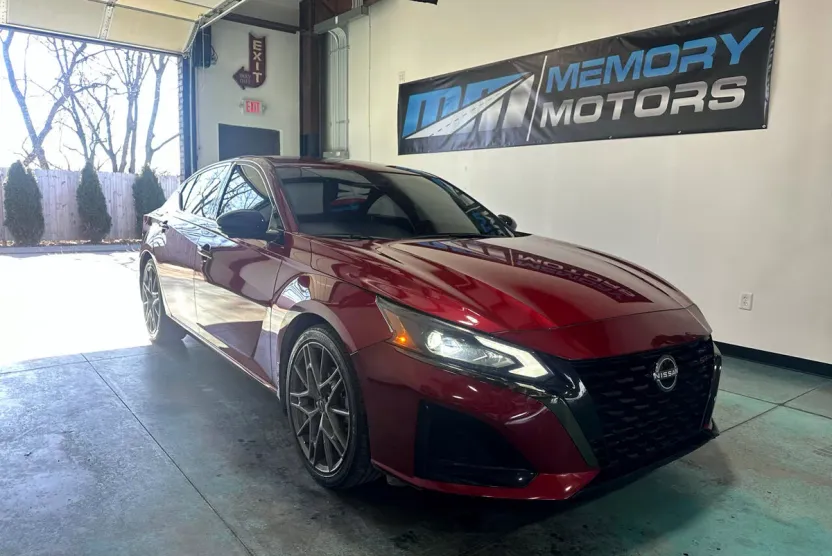 2023 Nissan Altima SR photo 1