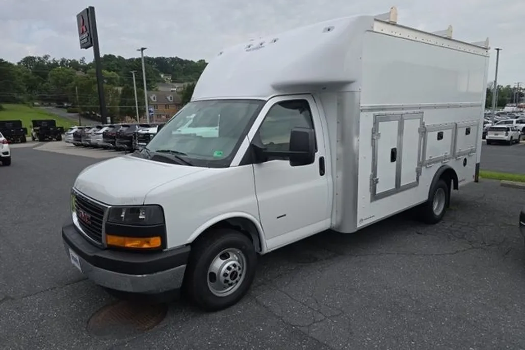 2025 Gmc Savana Cutaway 3500 photo 1