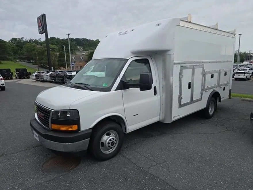 2025 Gmc Savana Cutaway 3500 photo 1