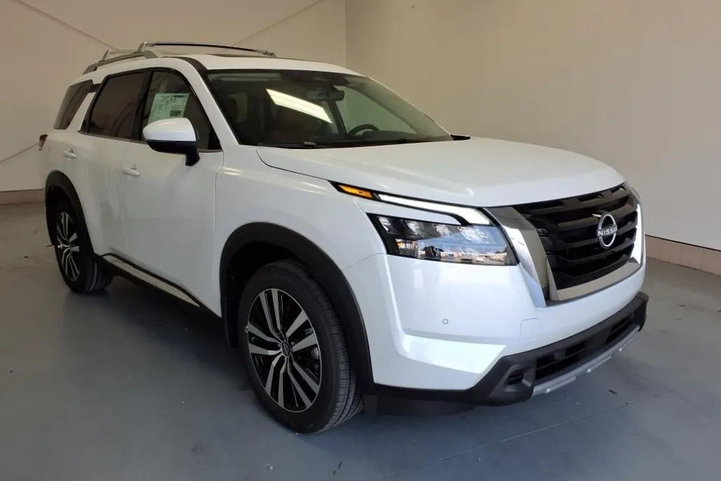 2025 Nissan Pathfinder Platinum photo 1