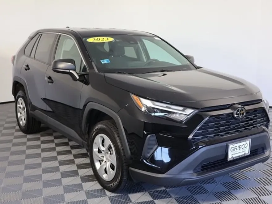 2023 Toyota RAV4 LE photo 1