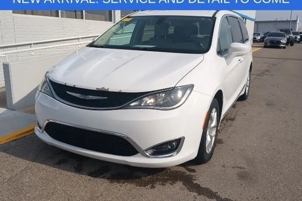 2017 Chrysler Pacifica Touring L photo 1