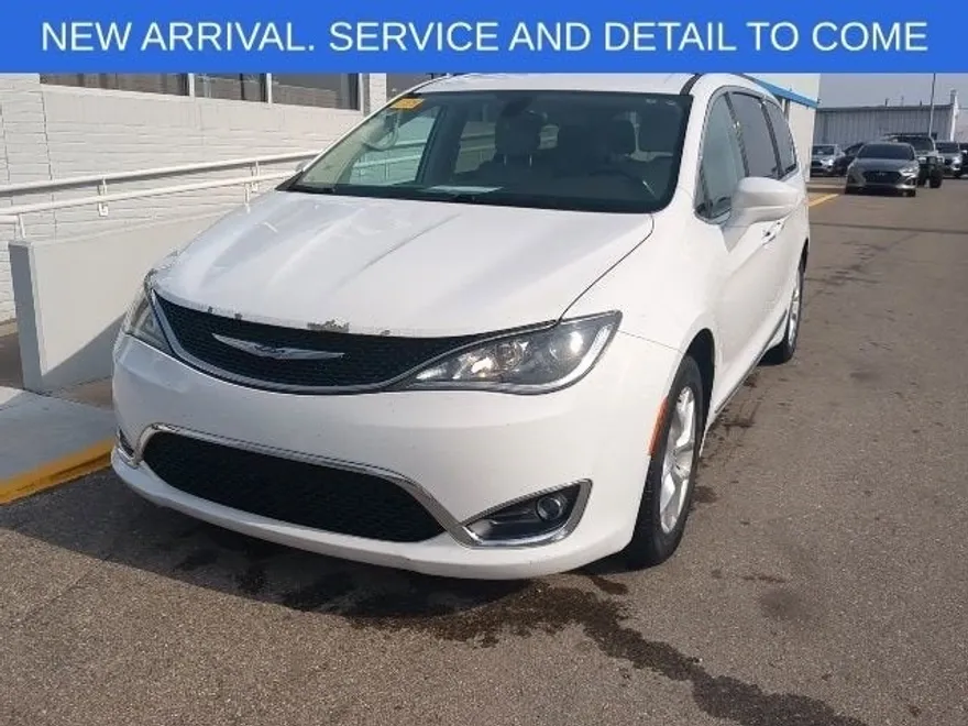 2017 Chrysler Pacifica Touring L photo 1