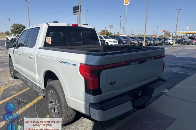2023 Ford F-150 Lightning Lariat photo 1