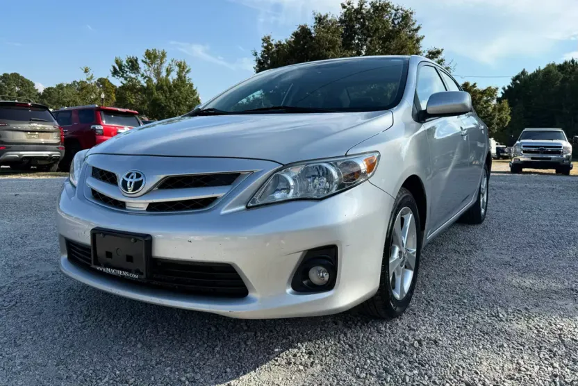 2012 Toyota Corolla LE photo 1