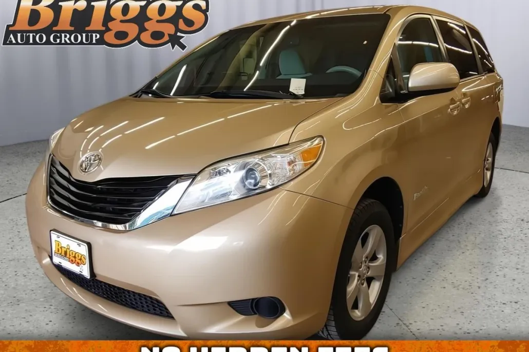 2011 Toyota Sienna LE photo 1