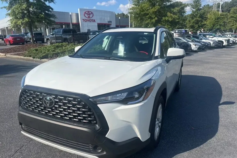 2023 Toyota Corolla Cross LE photo 1