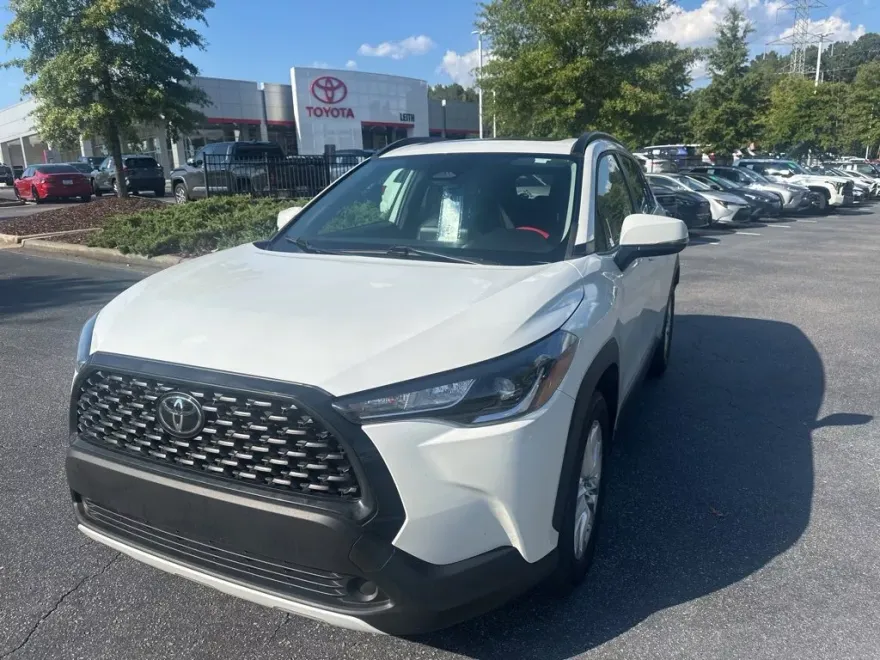 2023 Toyota Corolla Cross LE photo 1