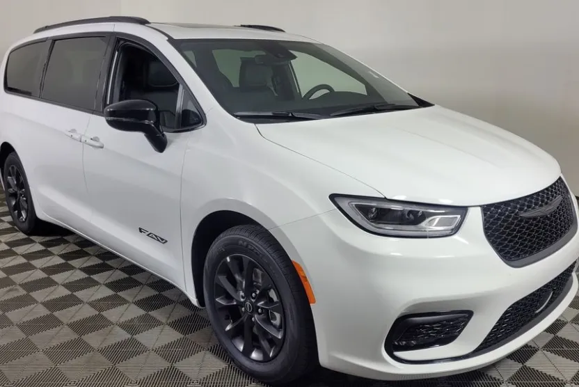 2025 Chrysler Pacifica photo 1