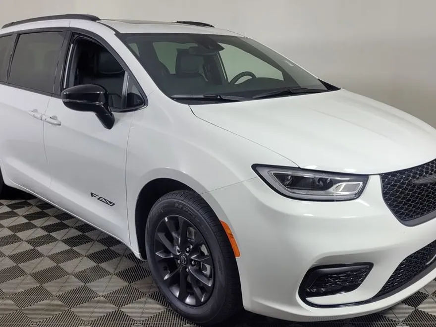 2025 Chrysler Pacifica photo 1