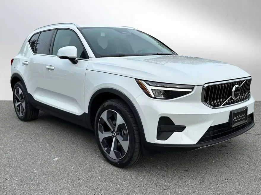 2025 Volvo XC40 Core photo 1