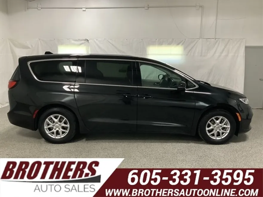 2023 Chrysler Pacifica Touring L photo 1