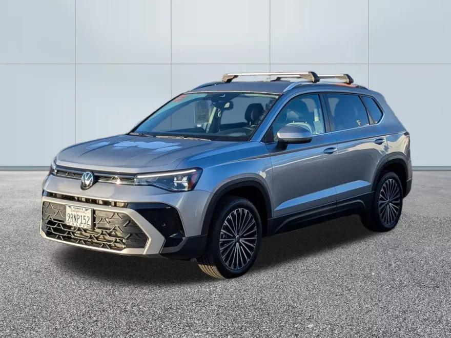 2025 Volkswagen Taos SE photo 1