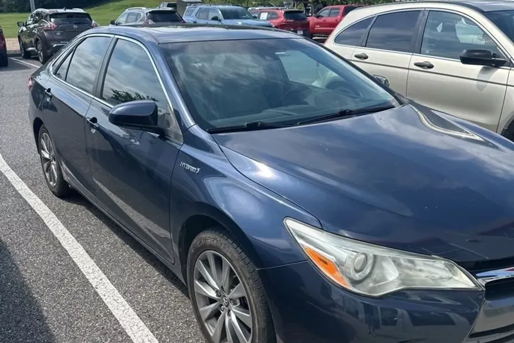 2016 Toyota Camry Hybrid LE photo 1