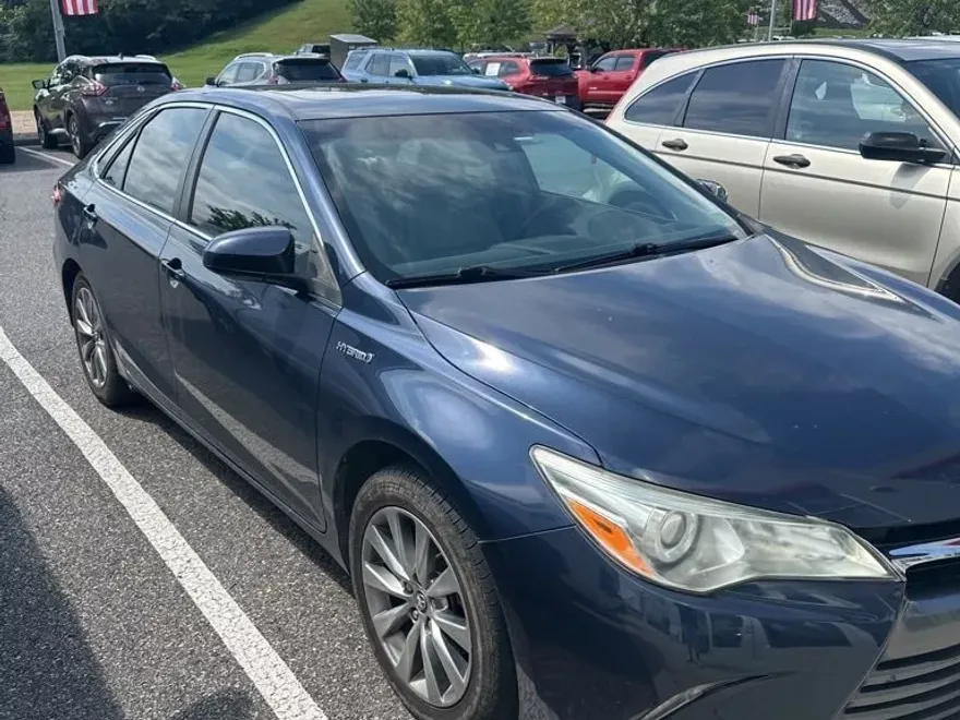 2016 Toyota Camry Hybrid LE photo 1