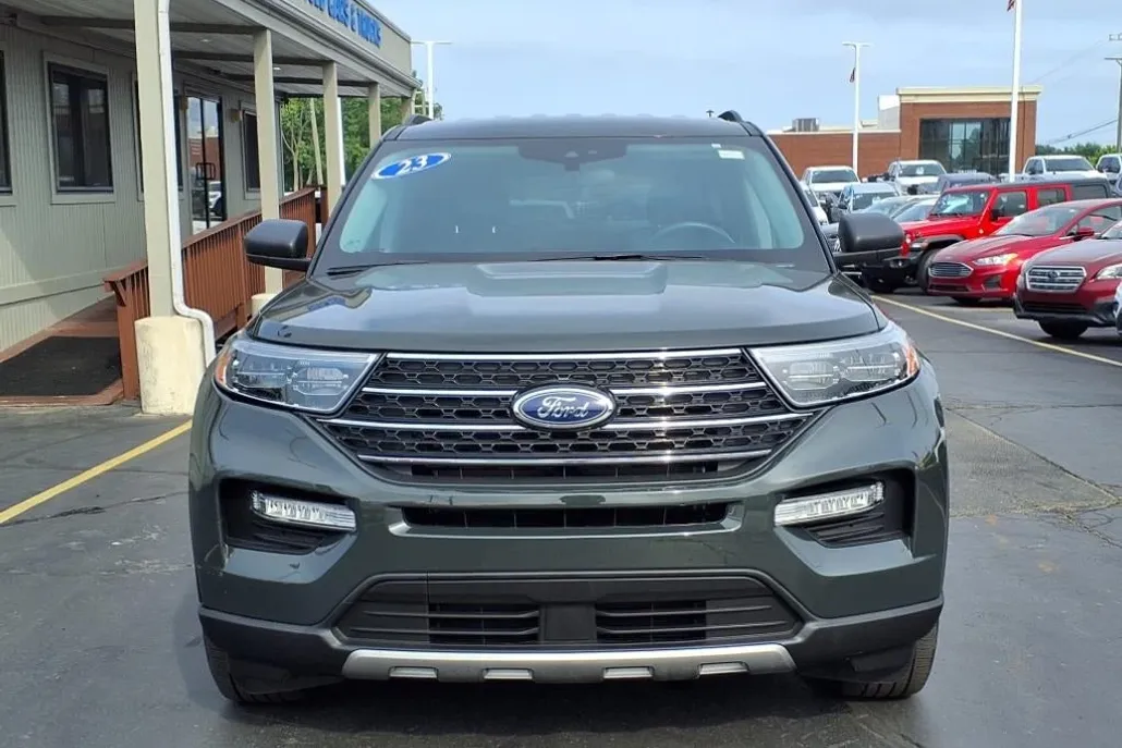 2023 Ford Explorer XLT photo 1