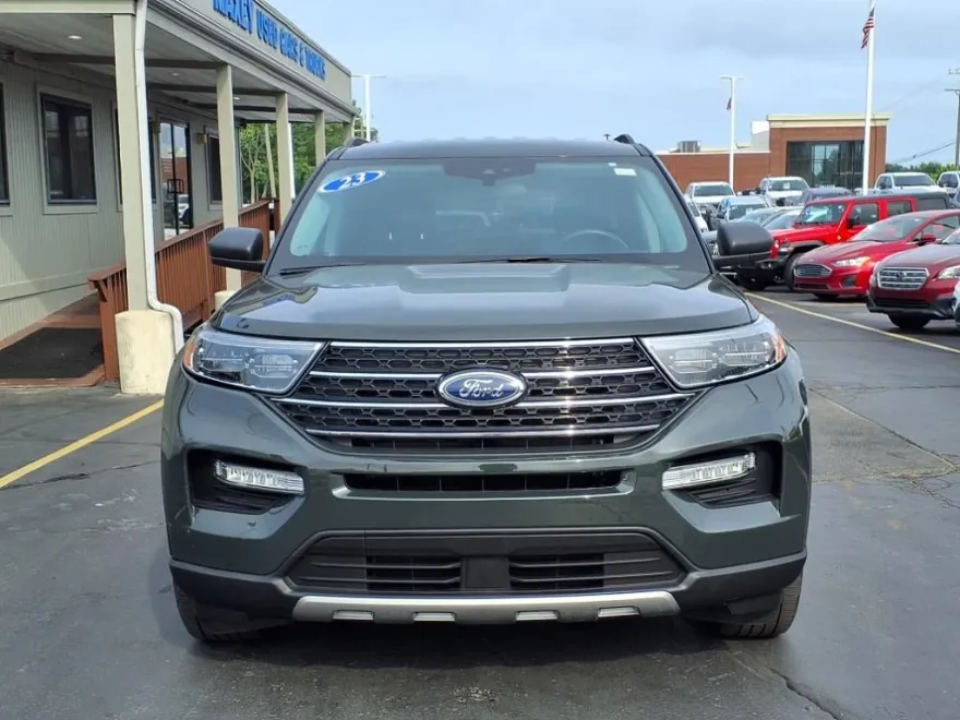 2023 Ford Explorer XLT photo 1