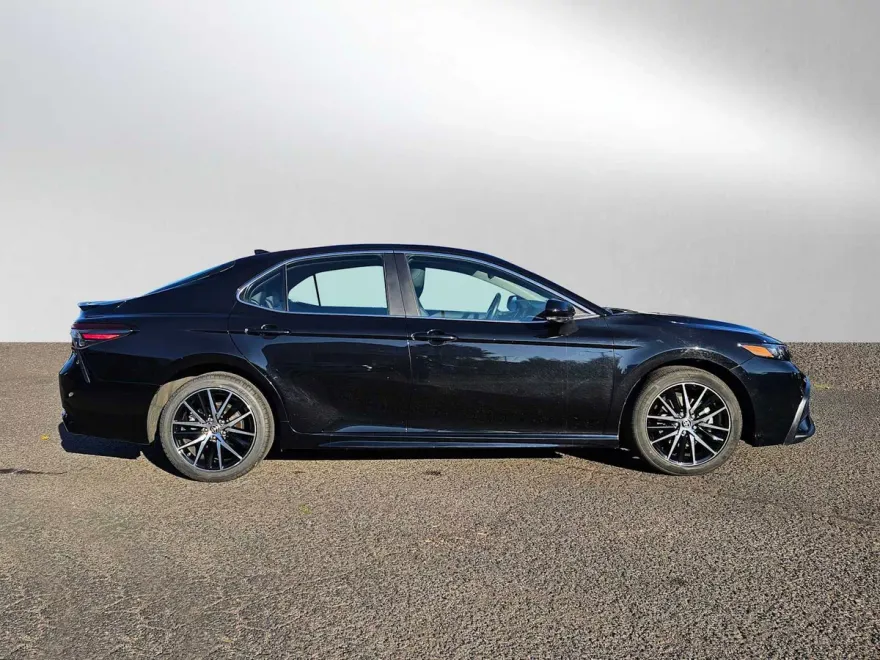 2024 Toyota Camry SE photo 1