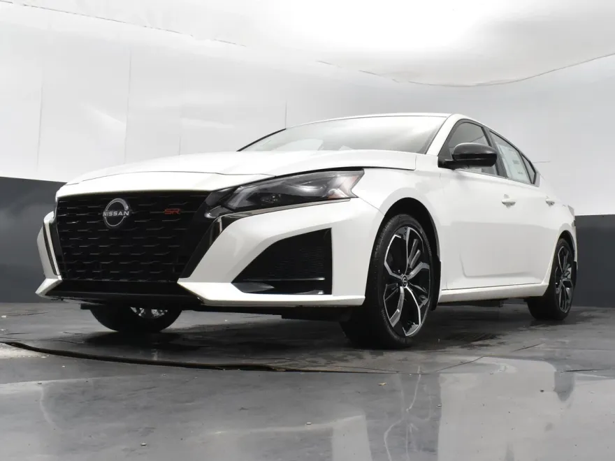 2025 Nissan Altima 2.5 SR photo 1