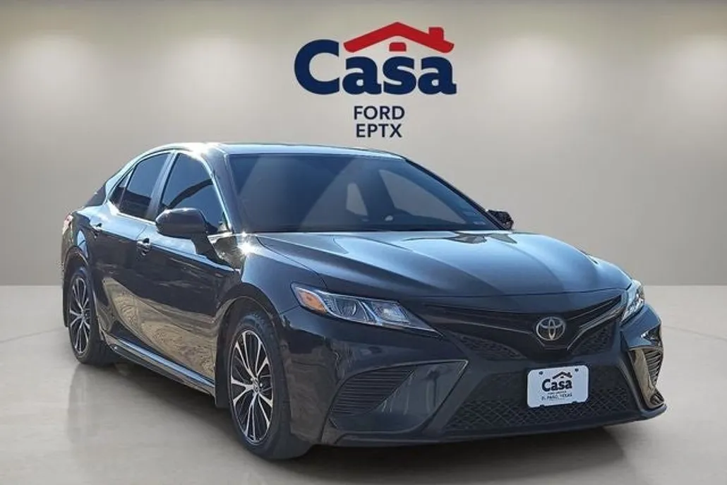 2020 Toyota Camry SE photo 1