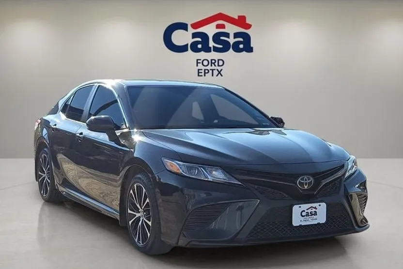 2020 Toyota Camry SE photo 1