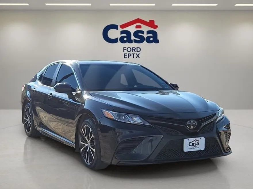 2020 Toyota Camry SE photo 1