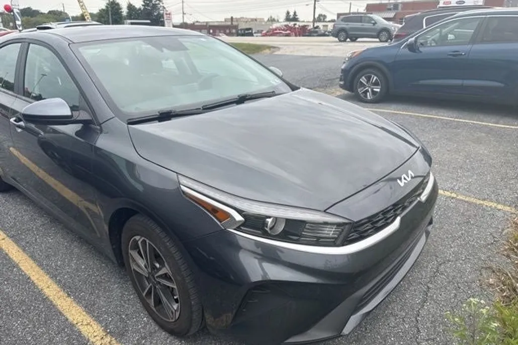 2023 Kia Forte LXS photo 1