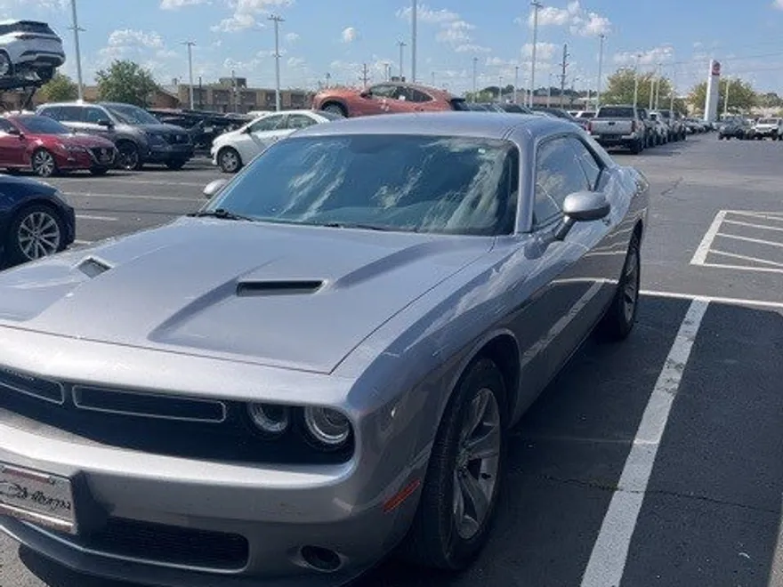 2016 Dodge Challenger SXT photo 1