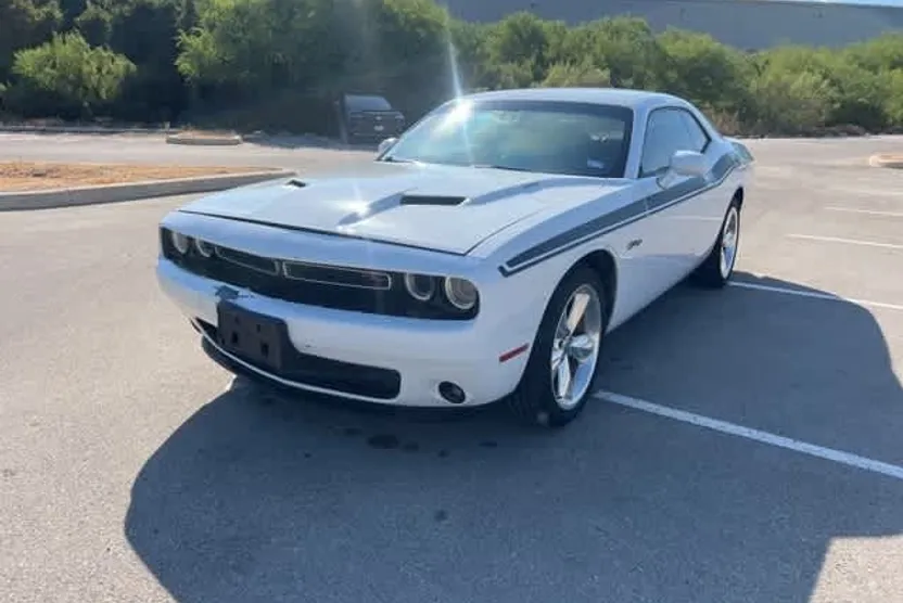 2016 Dodge Challenger SXT Plus photo 1