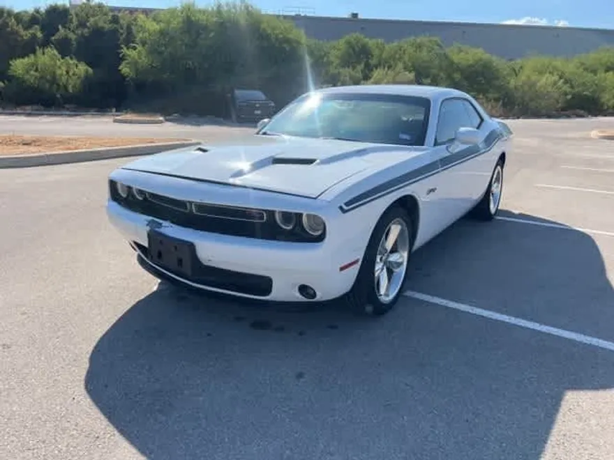 2016 Dodge Challenger SXT Plus photo 1