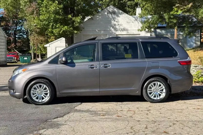 2015 Toyota Sienna XLE Premium photo 1