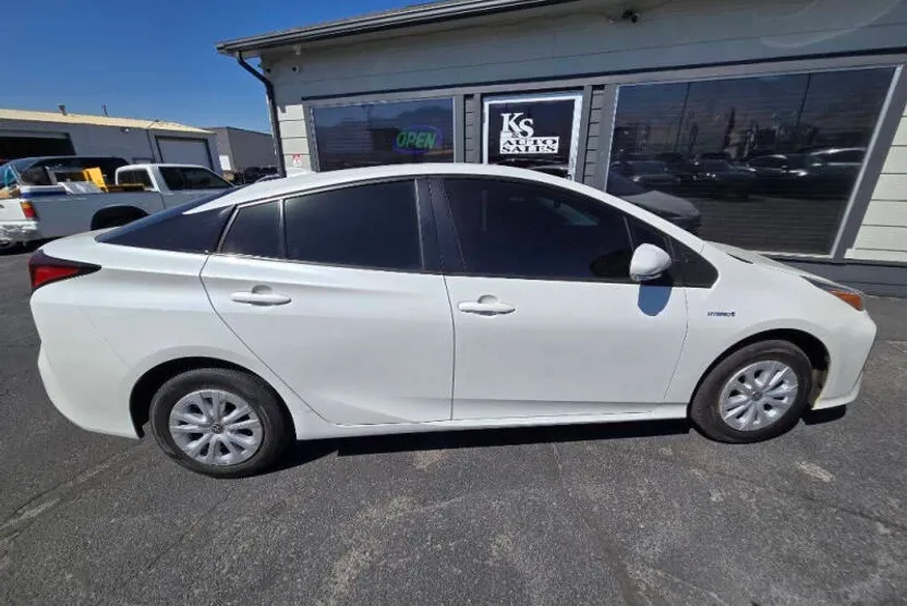 2020 Toyota Prius XLE AWD-e photo 1