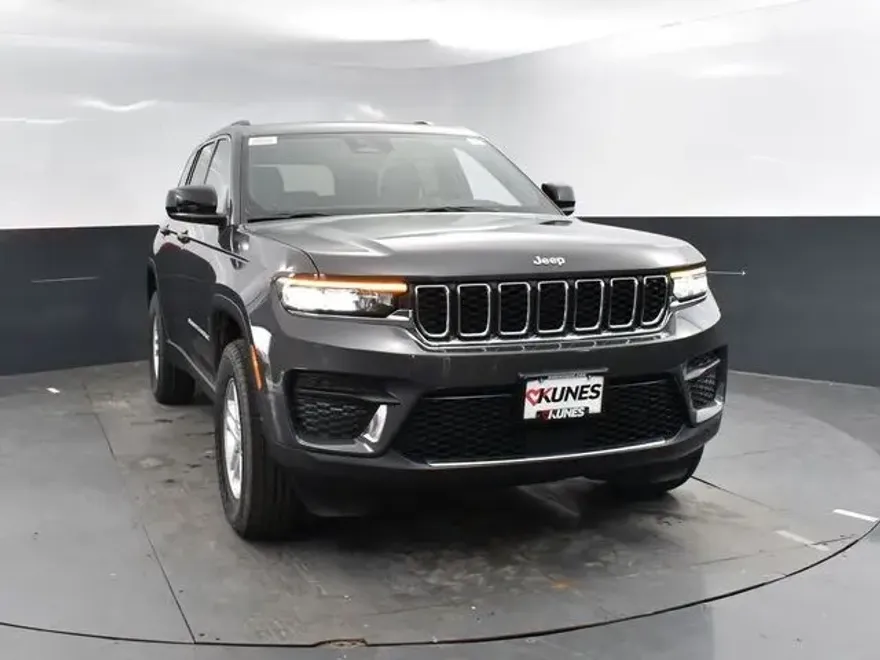 2025 Jeep Grand Cherokee Laredo photo 1