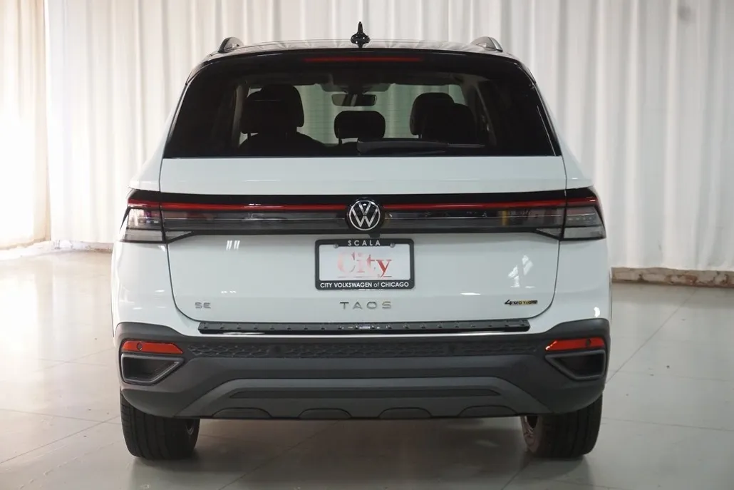 2025 Volkswagen Taos SE photo 1