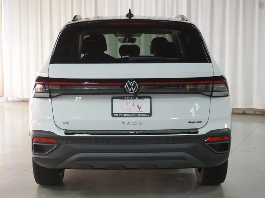 2025 Volkswagen Taos SE photo 1