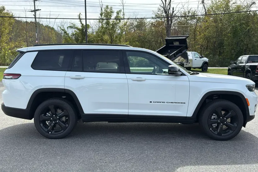 2025 Jeep Grand Cherokee Limited photo 1