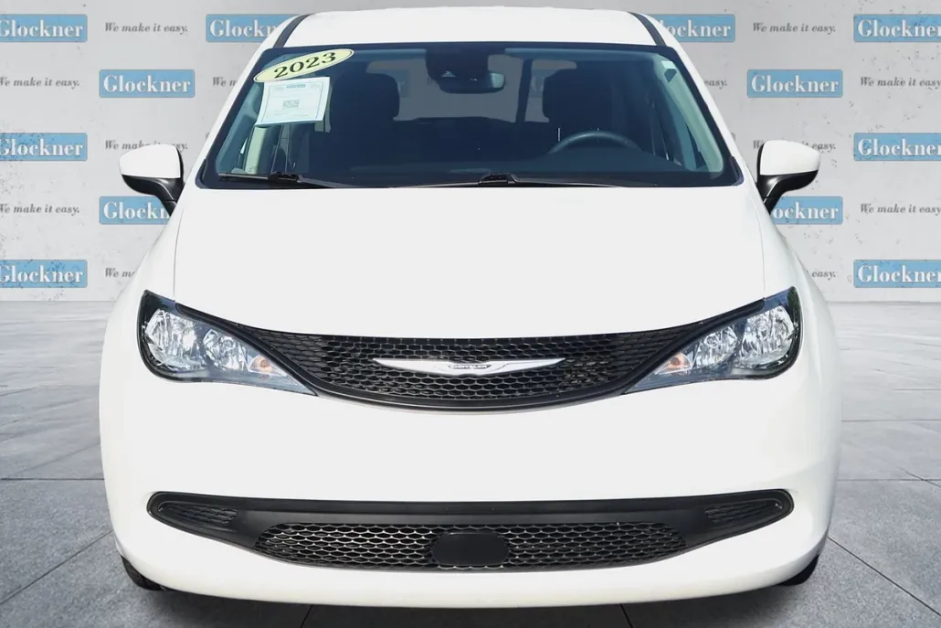 2023 Chrysler Voyager LX photo 1