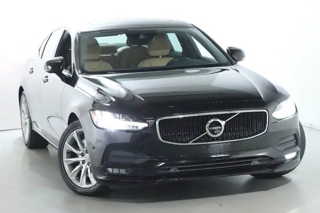 2017 Volvo S90 T6 Momentum photo 1
